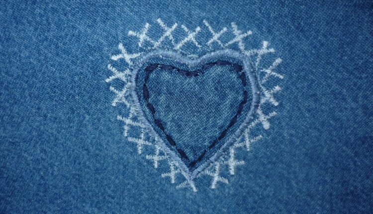 O que significa o coração azul nas redes sociais